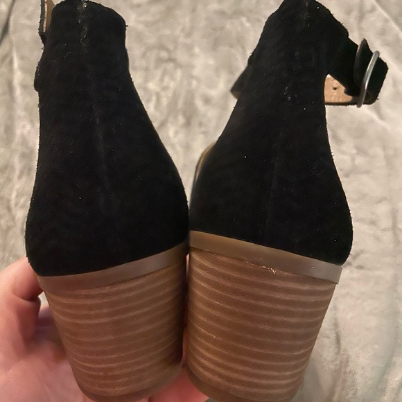 T-Strap Heel - Picture 3 of 5